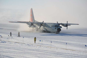 Último avión despegando de la base Admunsen-Scott de la Antártida.
