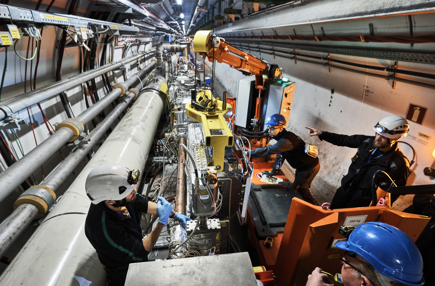 Resultado de imagen de El LHC comenzó sus colisiones entre partículas en 2010. Dentro de los 27 kilómetros del anillo del LHC